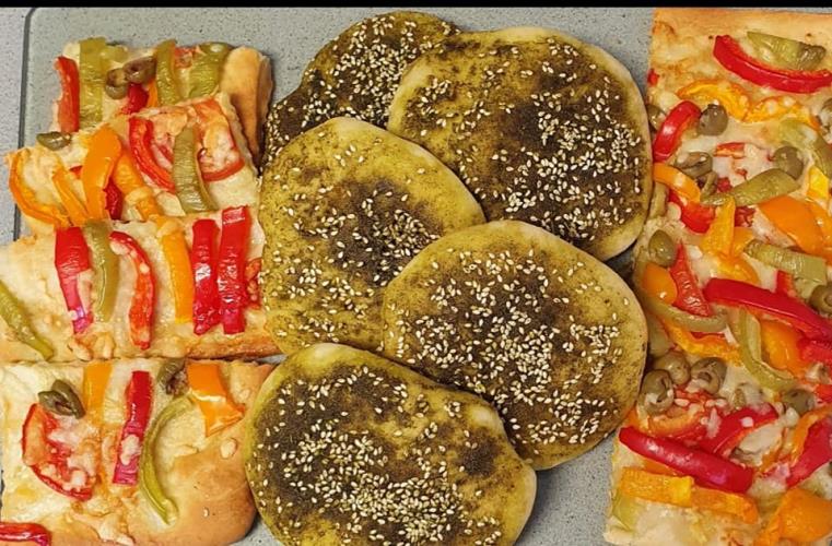 פוקצות עם ירקות/ירקות ושום כתוש פיתות זעתר