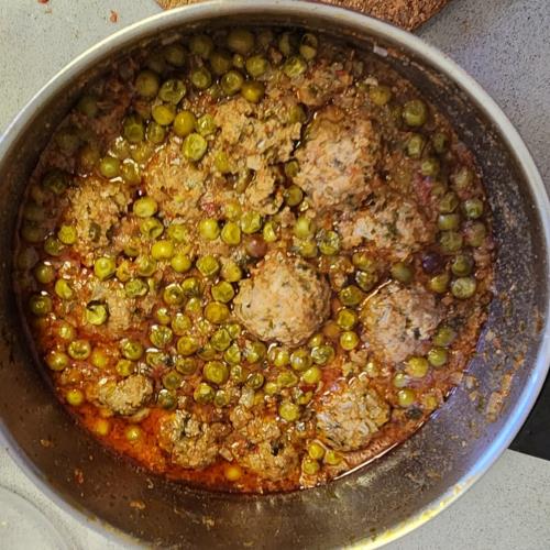 קציצות עם אפונה ירוקה
ברוטב אדום