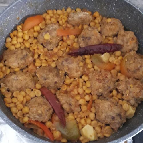 קציצות בשר טחון עם חומוס מרוקאי
