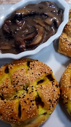 שבלולי בצק עלים עם בשר טחון צנוברים ופטריות ברוטב