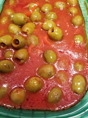 סלט זיתים וגמבה ברוטב עגבניות