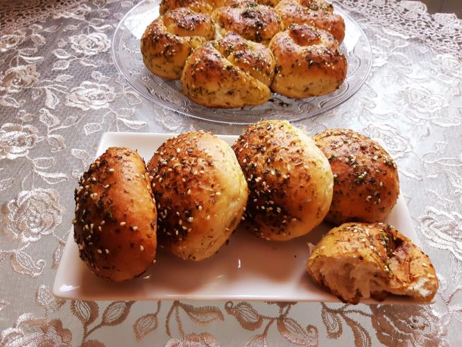 לחמניות שום לצד שקשוקה