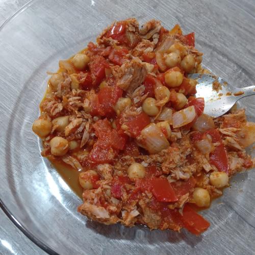 טונה (שימורים ) עם גרגירי חומוס ברוטב מטריף חושים 