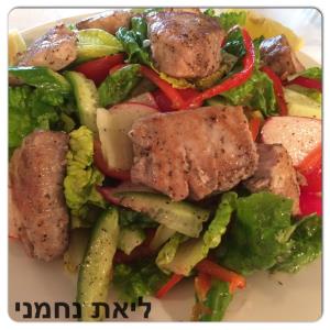 טונה אדומה טריה עם סלט ירקות