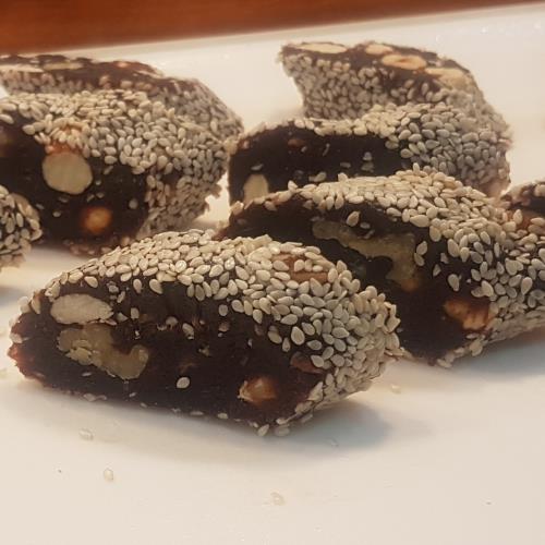  תמרים עם אגוזים