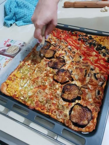 פיצה חגיגית לשבועות ולחם שום כמו בפיצריות