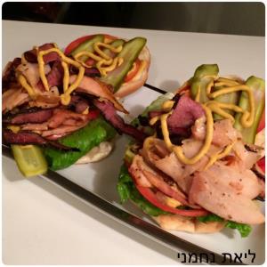 כריך מושלם של נקניקים מטוגנים