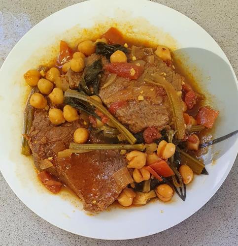 פרוסות בשר ,סלרי, חומוס ברוטב אדום