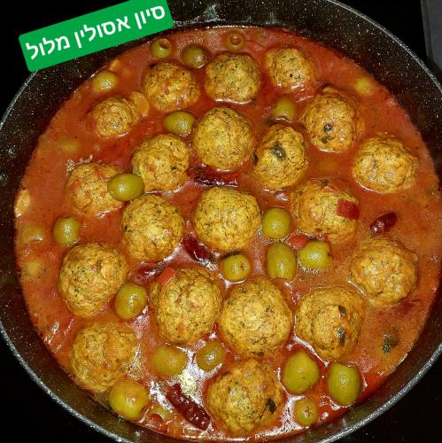 קציצות עוף עם זיתים ברוטב מטבוחה