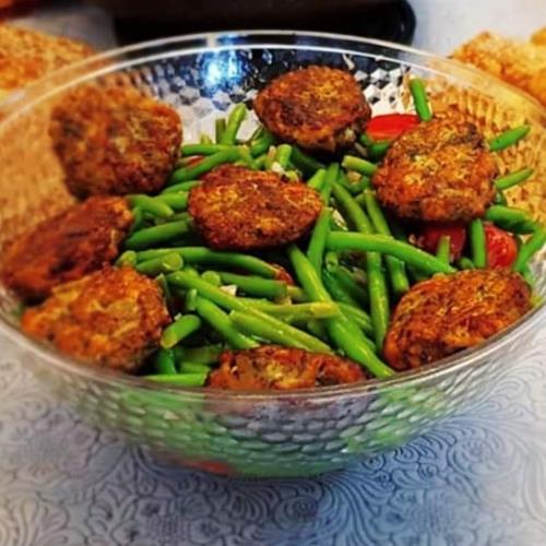 קציצות סלומון על מצע שעועית ירוקה. 