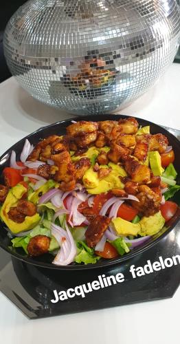 סלט חלומי עם חסה  אבוקדו 🥑 וקוביות  דג סלומון  מוקפץ  ברוטב טריאקי 