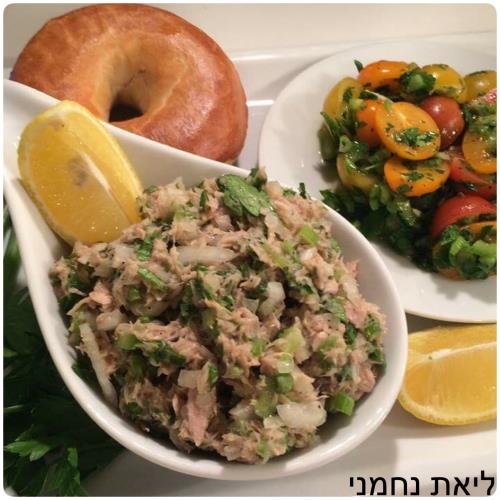 סלט טונה משגע וסלט עגבניות שרי צבעוני 