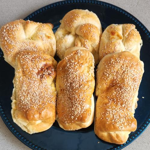 לחמניות חמאה  במלית גבינה/ביצים ובצל