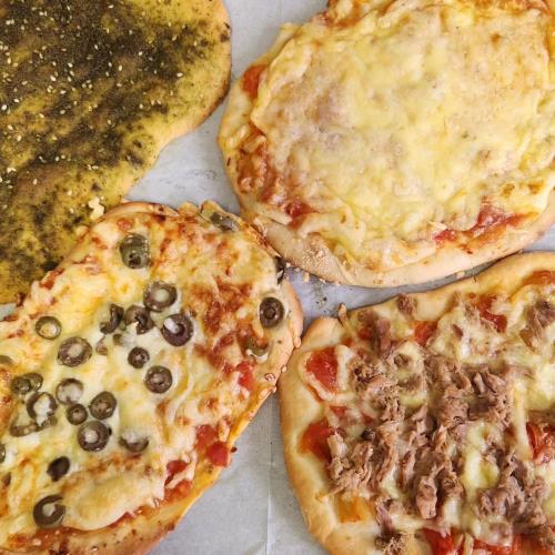 פיצות אישיות בטעמים שונים
פיתות זעתר
