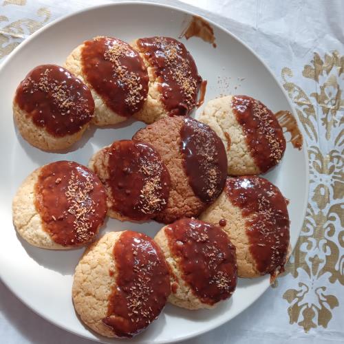 עוגיות חמאה בציפוי שוקולד ואגוזי קורקינט 