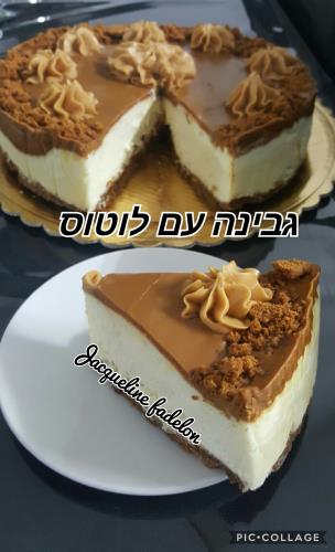 עוגת גבינה עם תחתית עוגיות לוטוס וציפוי ממרח לוטוס