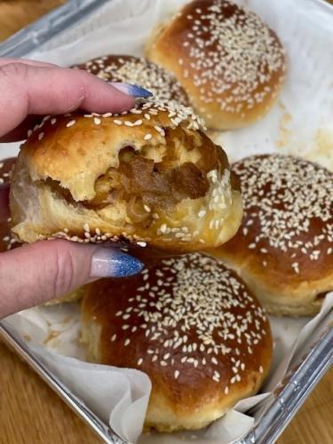 לחמניות במילוי בצל מקורמל