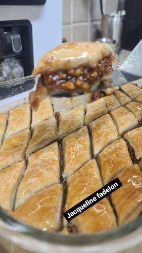 מאפים בצק עלים במילוי אגוזי מלך  בציפוי סירופ סוכר 