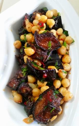 סלט חציל עם גרגרי חומוס