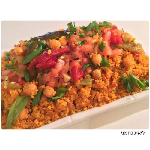 מנה מושלמת של קוסקוס באריסה לצד סלט עגבניות  ופלפלים קלויים! 😍🍅🌶