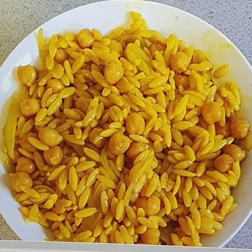 פתיתים עם חומוס ובצל צהוב