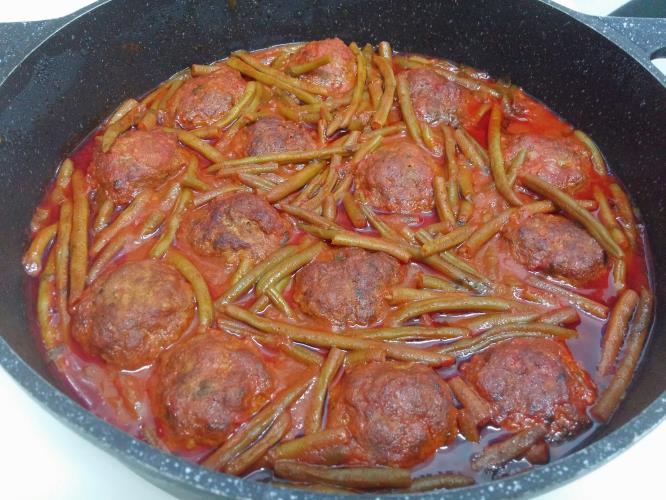 תבשיל שעועית ירוקה וכדורי בשר