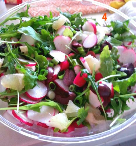 סלט עלי בייבי, צנון,פומלה דובדבנים טריים ואגוזי מלך