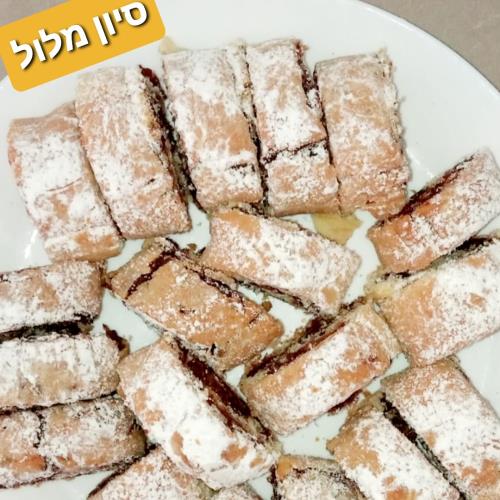 מגולגלות תמרים טריים ואגוזי מלך שבורים