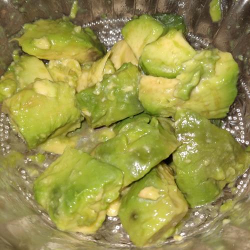 סלט אבוקדו קלאסי🥑