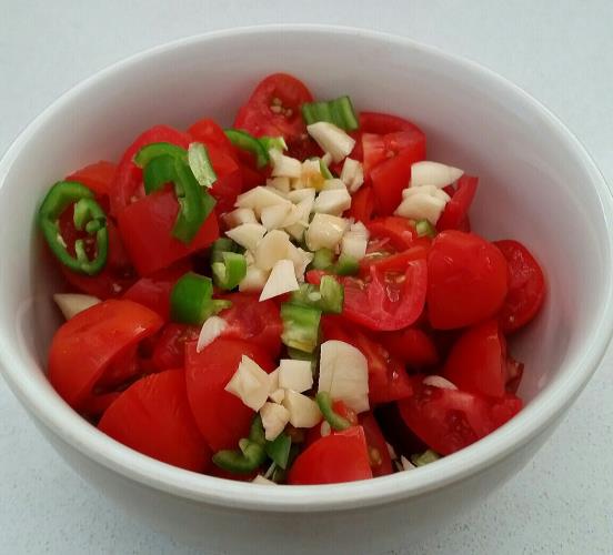 עגבניות שרי פלפל חריף ושום