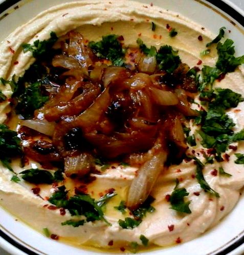 סלט חומוס עם בצל מקורמל