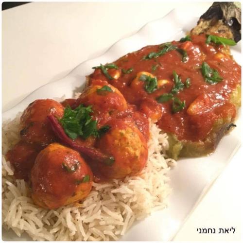 קציצות עוף ברוטב עגבניות לצד אורז לבן אחד-אחד וחציל על האש !