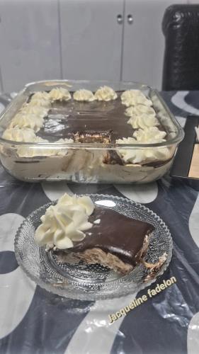 עוגת ביסקוויטים של פעם רק משודרגת עם גבינת שמנת בטעם ריבת חלב וציפוי גנאש שוקולד מריר 