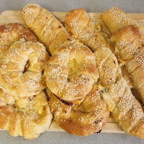 מאפה גבינות תירס/זיתים 
בציפי סילאן ושומשום