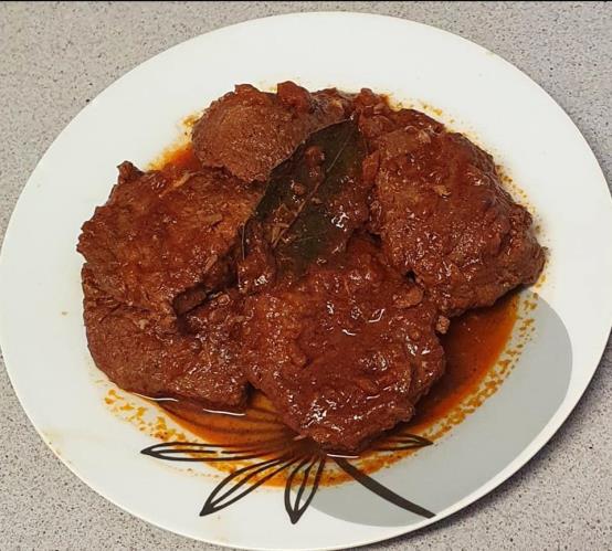פרוסות בשר  ברוטב אדום