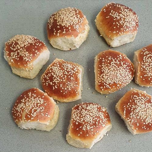 לחמניות עגולות בציפוי שומשום