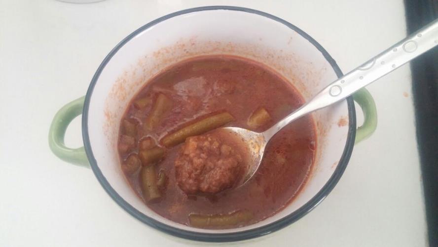שעועית ירוקה עם כדורי בשר