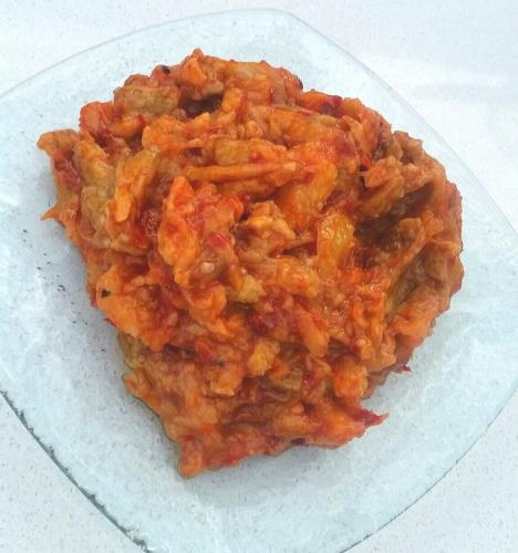 סלט חציל קלוי עם עריסה ולימון כבוש