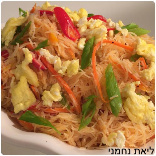 אטריות אורז מוקפצות עם ירקות וטאמאגו(חביתה) 