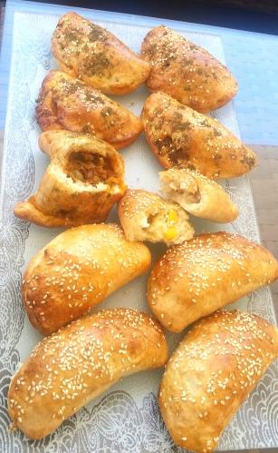 קלונצה במילוי טונה וזיתים וחלק עם  גבינןת ותירס