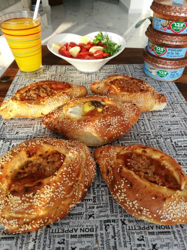מאפה במילוי מטבוחה עם חצילים 