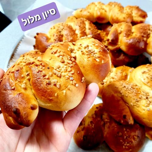 מאפים וניל בצורת זחלים עם אגוזי לוז מסוכרים