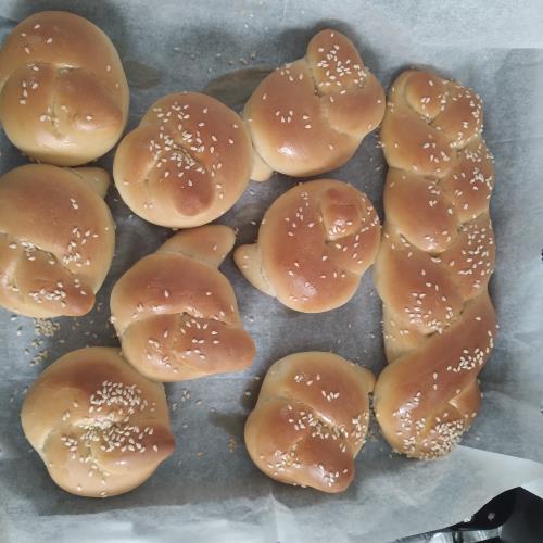 חלות ולחמניות