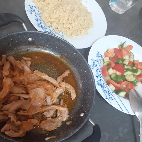 שוארמה עם בצל מקורמלל 
לצד סלט ירקות טרי..
ובורגול..
