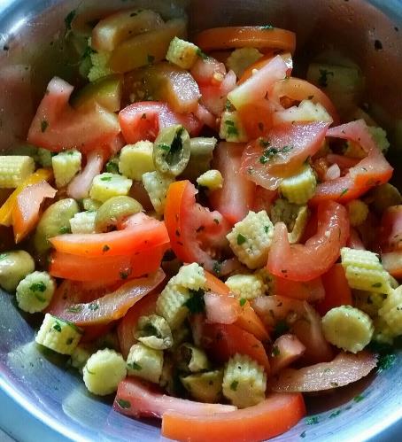 סלט עגבניות עם זיתים ותירס גמדי