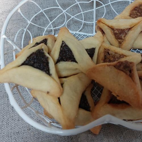 אוזני המן טעימים במילוי פרג ובמילוי שוקולד עם חלבה