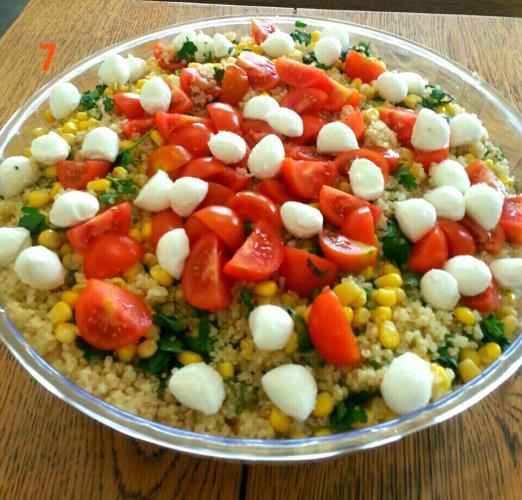 סלט קינואה עם פטרוזיליה, עגבניות שרי, תירס וגבינת בייבי מוצרלה