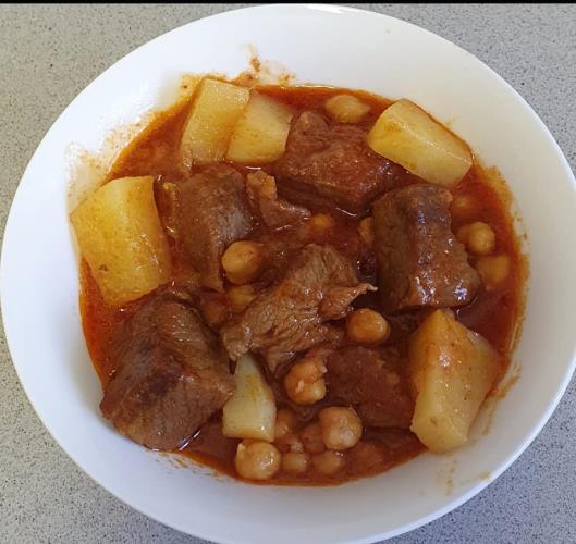 גולש בשר, גרגירי חומוס ותפו'א ברוטב עגבניות