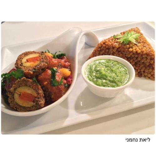 קציצות הפתעה ברוטב עגבניות משגע לצד פתיתים אחד-אחד! 
