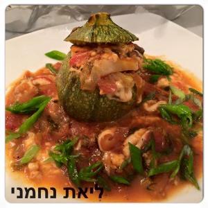 קישואים ממולאים בגבינות וירקות
